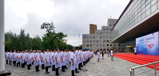 弘扬崇高精神 聚力健康中国——沈阳医学院附属中心医院医师节升旗誓师大会