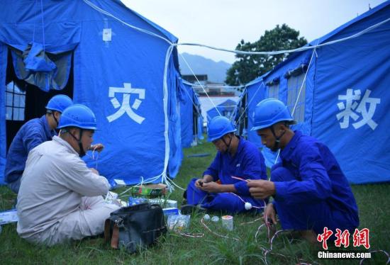 中新网宜宾6月19日电(记者 贺劭清 何浠)记者19日从长宁地震抗震救灾指挥部召开的新闻发布会上获悉,截至6月19日16时,地震共造成长宁县、珙县、高县等区县受灾,受灾人口243880人,因灾死亡13人,其中长宁县9人,珙县4人,受伤220人,其中,住院153人,在住院的153人中,危重8人,重伤12人,轻伤和轻微伤133人,紧急转移安置52931人。
经初步核查、统计,震区电力、通信、供水、供气和交通设施和生态环境不同程度受到损坏,倒塌和严重损坏房屋9532户20185间,一般损坏房屋21123户75713间,灾情还在进一步核查中。
点击进入下一页
工作人员对安置点各个区域进行全面消毒。张浪 摄
地震发生后,森林救援、消防救援、武警部队、矿山救护队、应急民兵及社会救援力量3100余人全力开展人员搜救,目前面上搜救工作已基本完成,现正重点对房屋垮塌严重的废墟进行集中清理,努力确保无一遗漏。
同时,医护人员千方百计医治伤员,伤员伤病情况总体好转。根据伤员的受伤情况,先后转送20名危重伤员到市级以上医疗机构进行治疗,对危重伤员制订一对一专家会诊治疗方案,确保每个伤员都能得到很好的治疗。对家庭无护理人员的伤员,县乡还派出专人帮助护理。目前,住院的人员伤情稳定,多数已实现好转。
相关部门正全面强化卫生防疫,确保不发生疫病流行。国家、省、市的卫生防疫专家深入长宁县,指导对双河镇水厂的出厂水、末梢水进行采样检测,对停放遇难者遗体的医院进行消毒处置。据初步统计,对灾区安置点、医疗救治点等重点区域的清洗消毒面积约12.75 万平米;开展灾后卫生防病知识宣传和健康指导工作,发放宣传单11000余份,进行心理疏导113人次。目前灾区无重大传染病疫情报告。
点击进入下一页
6月18日,四川省宜宾市长宁县双河镇文化广场临时安置点内,受灾民众已安置到临时搭建的救灾帐篷中。图为电力工人师傅们为帐篷区接通电源。中新社记者 刘忠俊 摄
妥善转移安置受灾群众,受灾群众生产生活得到有效保障。采取投亲靠友、利用安全避难场所、搭建帐蓬设立集中安置区等多种方式妥善安置受灾群众。市县共紧急协调调运帐篷2600顶,床5900张,棉被13000床,水和方面各4000件,面包3000件到长宁灾区;调帐篷2850顶,床7680张,棉被13000床,水和方便面各10000件到珙县灾区,有力保障了灾区居住和生活需要。
相关部门全力开展灾区基础设施排险加固,保障抗震救灾和群众生产生活需求。到目前为止,灾区供水供电供气和通讯已基本恢复正常。
住建部门开展隐患排查,全力防止次生灾害发生。市住房城乡建设局组织8个工作小组,40余名地质、结构、房屋建筑专家赴长宁县、珙县、高县指导抗震救灾工作,排查房屋受损情况和隐患,采取措施防控次生灾害的发生。全市所有煤矿已停工,撤出所有人员,全面排查安全隐患,并对19家危化品企业进行全面排查。已完成629处地质灾害隐患点的专业排查工作,25处原地质灾害隐患点呈现变形加剧,新发现地质灾害隐患点23处,已按地灾防范要求进行妥善处理。受地震影响区域没有发生次生突发环境事件,全市生态环境安全可控,饮用水源地环境安全。
公安部门强化治安管理,灾区社会和谐稳定。市公安局抽调1000余名警力,对安置点落实了治安巡逻防控、强化对危险区域的封控、对灾区开展了网格化巡逻防控。目前,灾区社会治安稳定,交通顺畅。