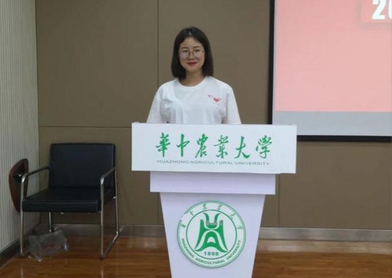 我是陶芝橘,来自云南红河,是爱之翼青少年助学中心的一名运营工作人员。