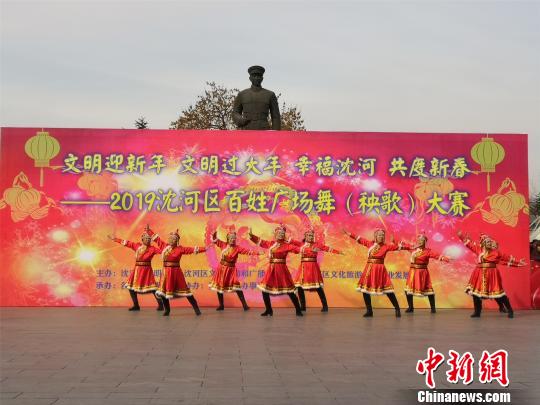 广场舞表演?#38431;当?#20320;》。 李晛 摄