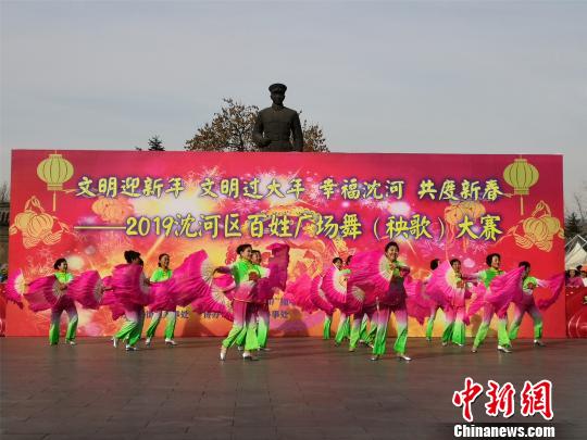 广场舞表演?#32526;?#31119;赞歌》。 李晛 摄