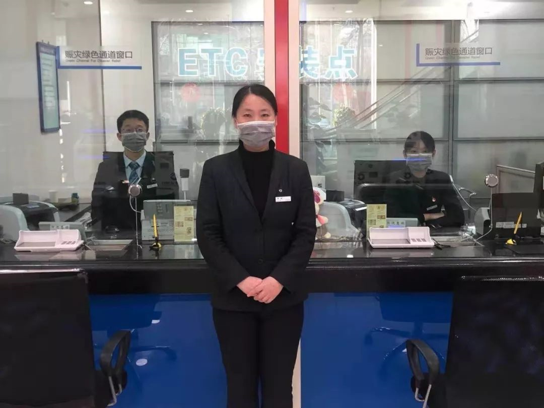 员工佩戴口罩上岗