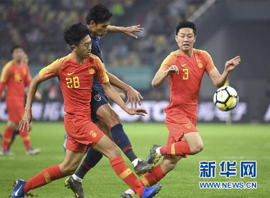 3月21日,中国队球员刘洋(左)与高准翼(右)在比赛中防守。新华社记者 周华 摄