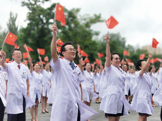 弘扬崇高精神 聚力健康中国——沈阳医学院附属中心医院医师节升旗誓师大会