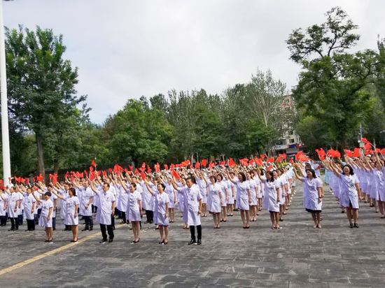 弘扬崇高精神 聚力健康中国——沈阳医学院附属中心医院医师节升旗誓师大会