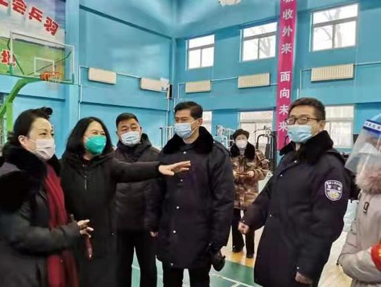 沈阳市侨联向铁西区捐赠3万只医用N95口罩和2万个发热贴 ( 摄影安美麟)