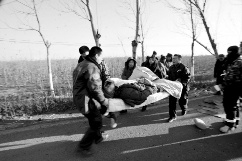 沈阳职业挖藕人跳冰湖挖藕月薪过万(图)