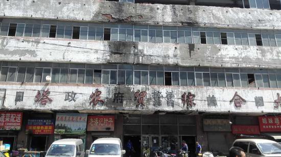 沈阳彩塔农贸市场内一男子被刀捅伤(图)