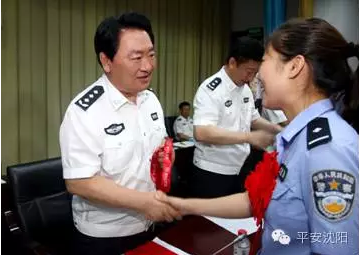 刘国秀副市长向受到表彰的民警颁奖