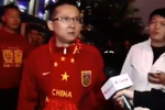 国足球迷受访大喊“退钱” 记者一脸尴尬