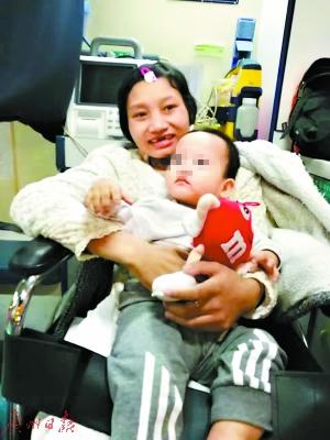 陈福友告别广医三院急诊科，抱着一岁的女儿踏上回乡的路途