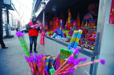 沈阳烟花爆竹销售平淡 摊主卖鞭炮俩小时只卖