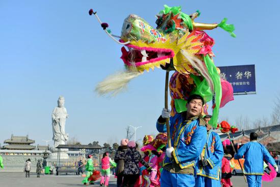 沈阳铁西华圣寺庙会设国学堂，讲师和学童着国学服。