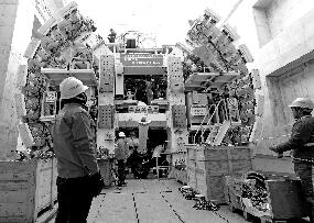 在京沈铁路客运专线望京隧道施工现场，几十名施工人员正冒着寒风对盾构机进行组装、吊装。
