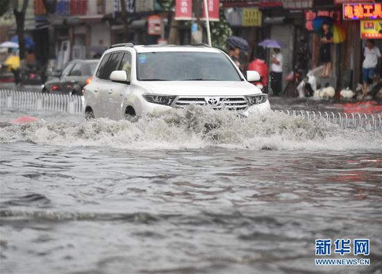 当日晚高峰时段，辽宁沈阳市遭遇骤雨袭击。