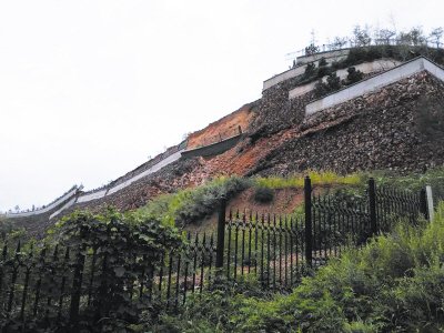 护坡从顶部至底端塌出一个大缺口