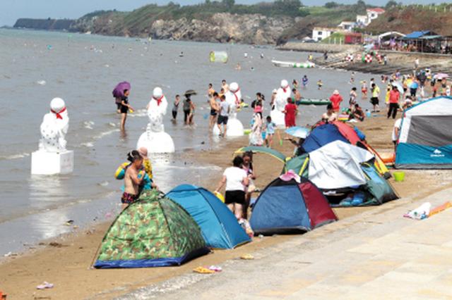 ▲夏家河的浴场，岸下沙滩是免费可以支帐篷的，但沙滩面积很小。