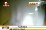 辽宁：老人被困火场 消防队员让出呼吸器