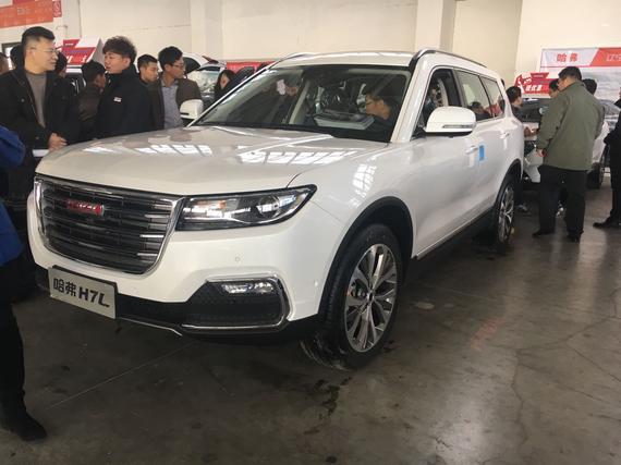 红标哈弗h7l标配20寸轮毂,全景天窗,电动防夹尾门,还拥有12.