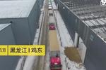 黑龙江运粮车遇雨雪 排队几公里滞留粮库