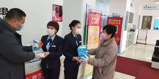 慰问特殊时期仍坚守在一线岗位的网点员工