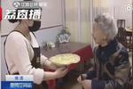 94岁老奶奶做服务员：不愿被时间和年龄打败