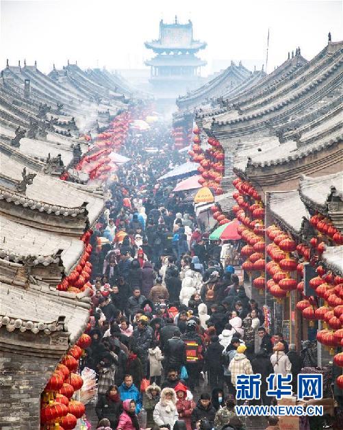 2月10日,游客在山西平遥古城游览参观。新华社发(梁生仁 摄)
