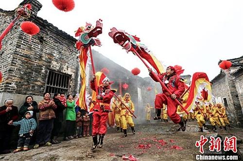 资料图:舞起双龙“龙抬头”祈福。陈卫平 摄