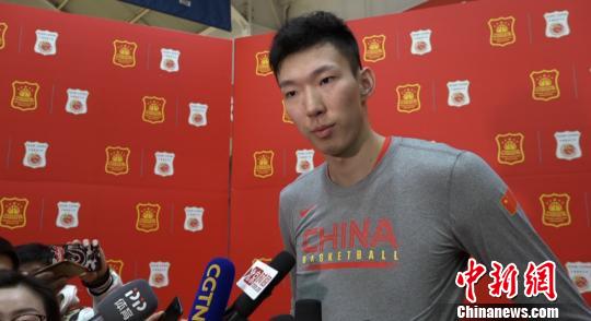 周琦在接受媒体采访 单璐 摄