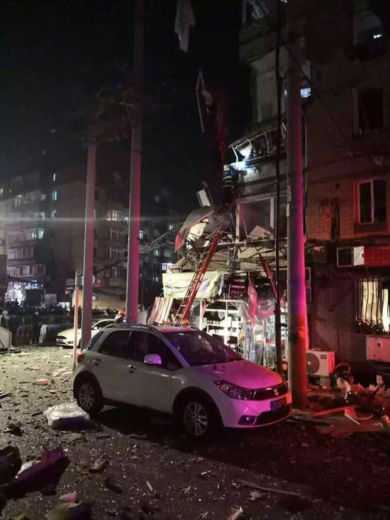 事发居民楼多层住户阳台被炸毁,玻璃窗炸碎一地。