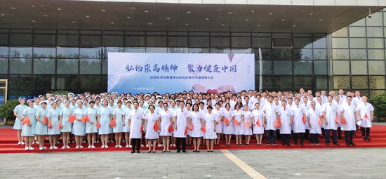 弘扬崇高精神 聚力健康中国——沈阳医学院附属中心医院医师节升旗誓师大会