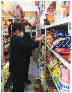 我省市场监管人员在超市检查商品价格。