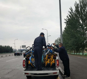 浑南区执法人员集中清理乱停乱放共享单车。(摄影:塔亮)