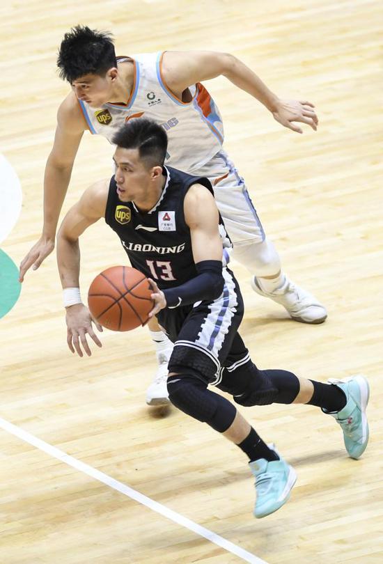 ↑ 4月14日,辽宁本钢队球员郭艾伦(前)在比赛中持球突破。 记者:王菲 胡虎虎