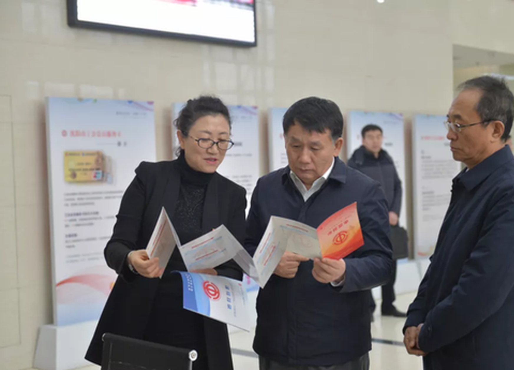 许山松（右二）、杨忠林（右一）在沈阳市工会事务与职工服务中心调研走访慰问