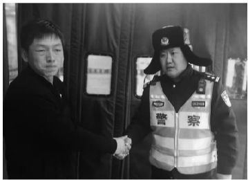 婴儿的父亲紧紧握住交警的手许久不放。警方供图