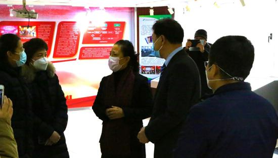 沈阳市侨联向中国医科大学附属盛京医院捐赠30万只医用N95口罩和2万个发热贴 ( 摄影吴翼斌)