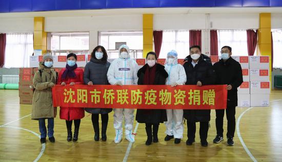沈阳市侨联向皇姑区捐赠3万只医用N95口罩和2万个发热贴 ( 摄影安美麟)