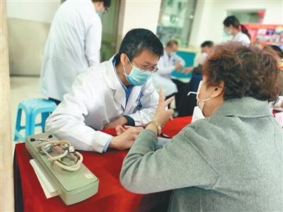 市民向医务人员咨询健康问题