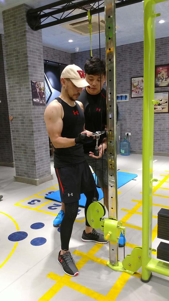 健身教练李晓峰正在授课