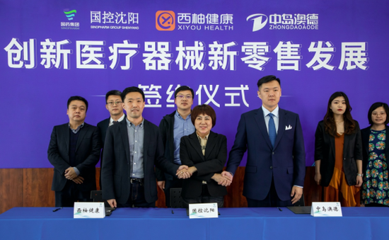 (图为合作三方代表签约现场)
