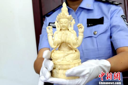 大连海关查获的象牙雕件。 吴宇峰 摄