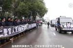 民警值班24小时后劳累过度倒在工作岗位 群众自发上街送别