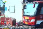 公交车撞倒校门 幸无人员伤亡