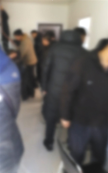 民警控制网络招聘诈骗团伙成员 本版图片/警方视频截图
