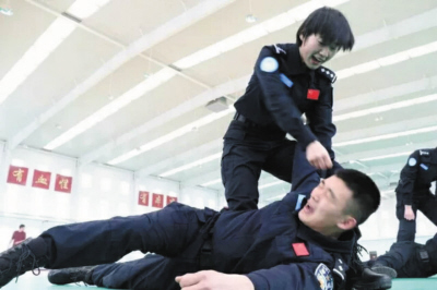 擒敌技能训练、维和女队员英姿飒爽。图受访者提供