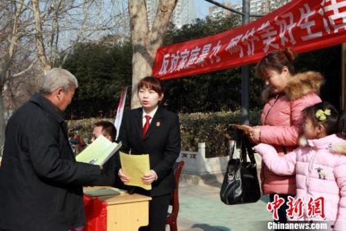 资料图：衡水市中级人民法院干警走上街头与群众面对面接受咨询普及法律知识。 张婧 摄