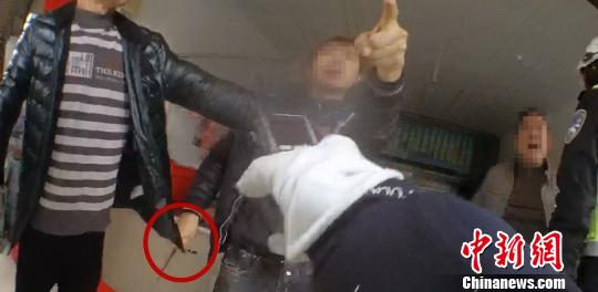 饮酒男子持刀威胁执勤交警 王正雨 摄