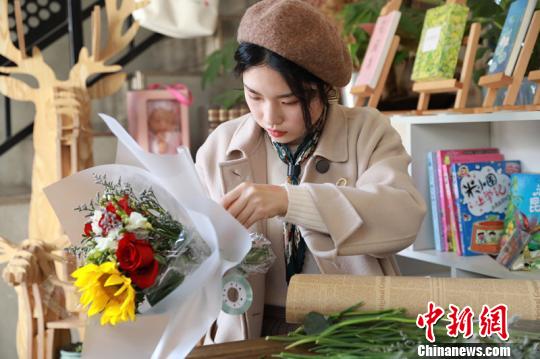 采访中,河海大学学生柳真扬还特意提前去花卉市场采购了最新鲜的鲜花,现场展示了插花的才艺。 薛亦恬 摄