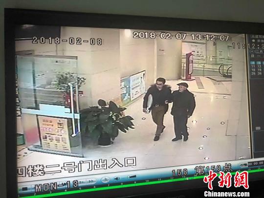 李望远通过当时的抱枕认出了这位救命小伙,录像显示小伙年龄在三十岁左右。 钟欣 摄